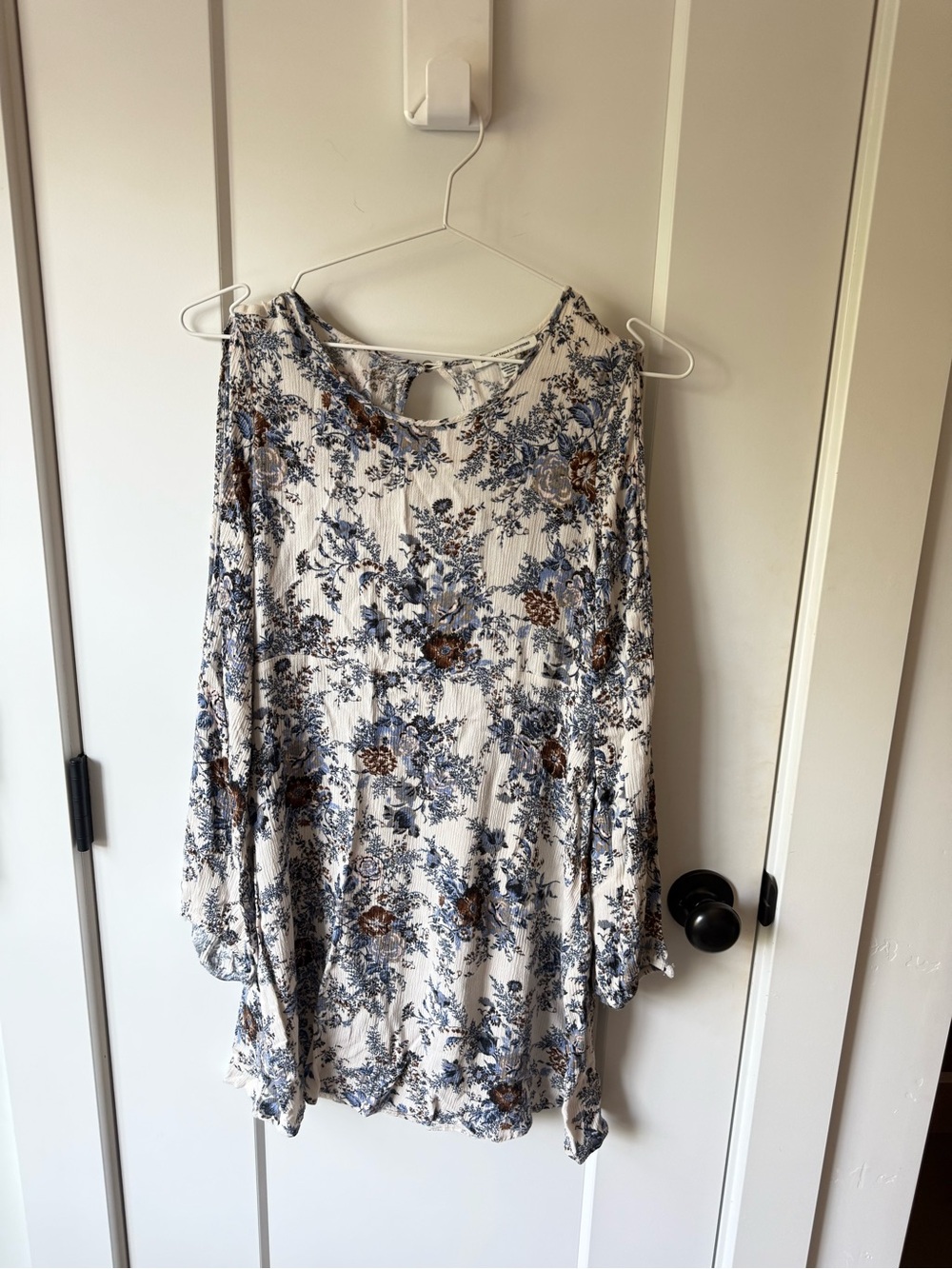 American Eagle Floral Long-Sleeve Peasant Top in White and Blue